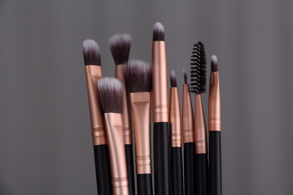 Set of 14 makeup brushes