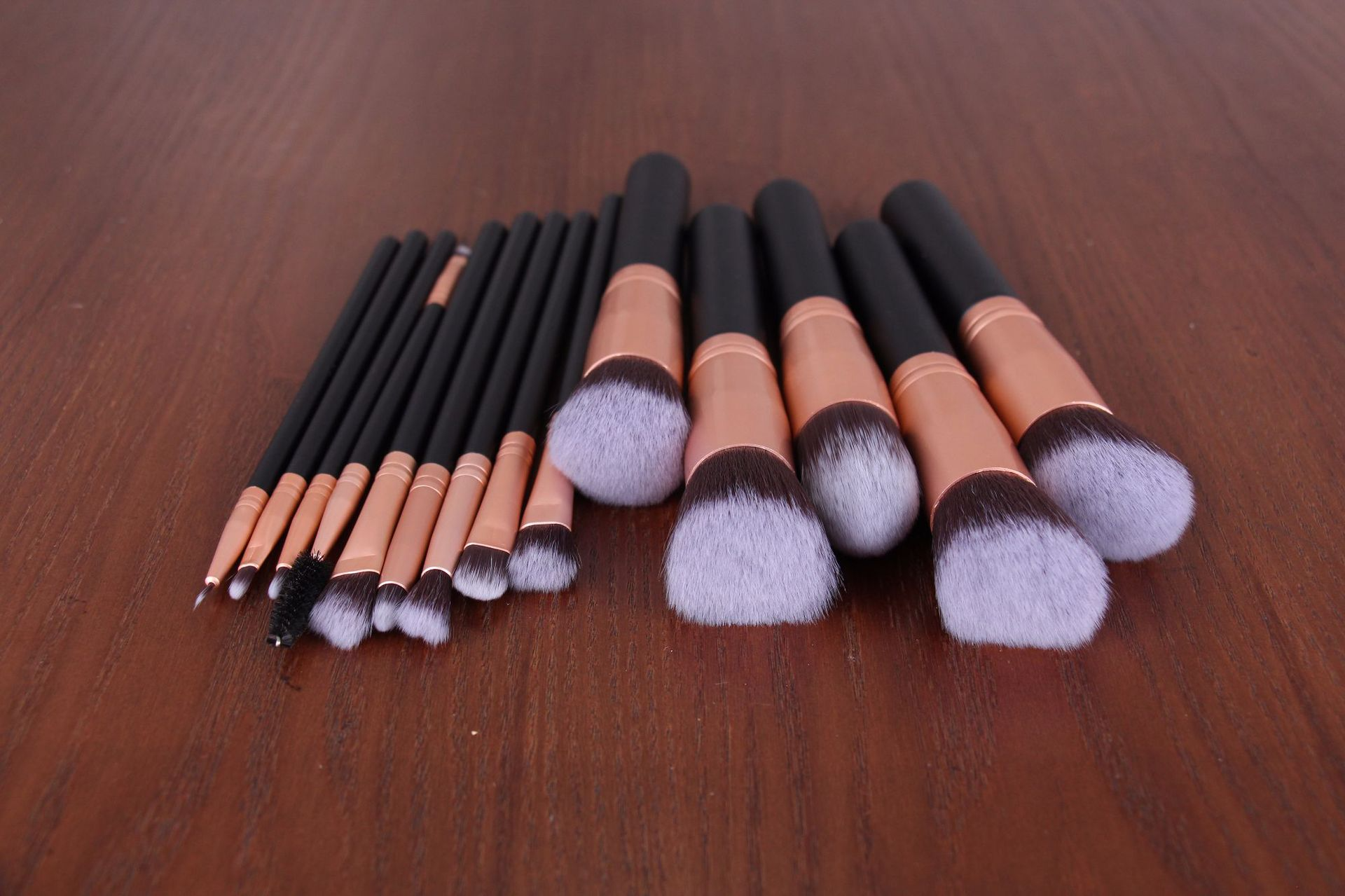Set of 14 makeup brushes