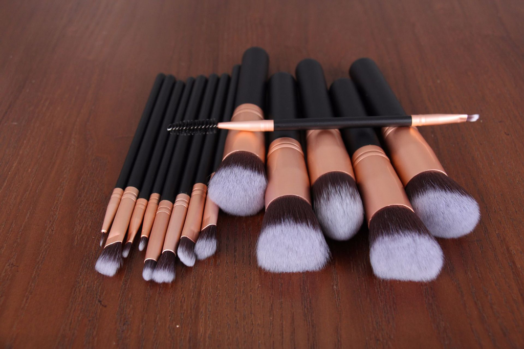 Set of 14 makeup brushes