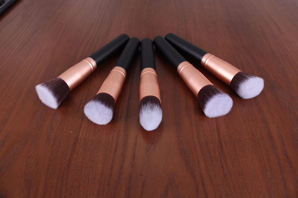 Set of 14 makeup brushes