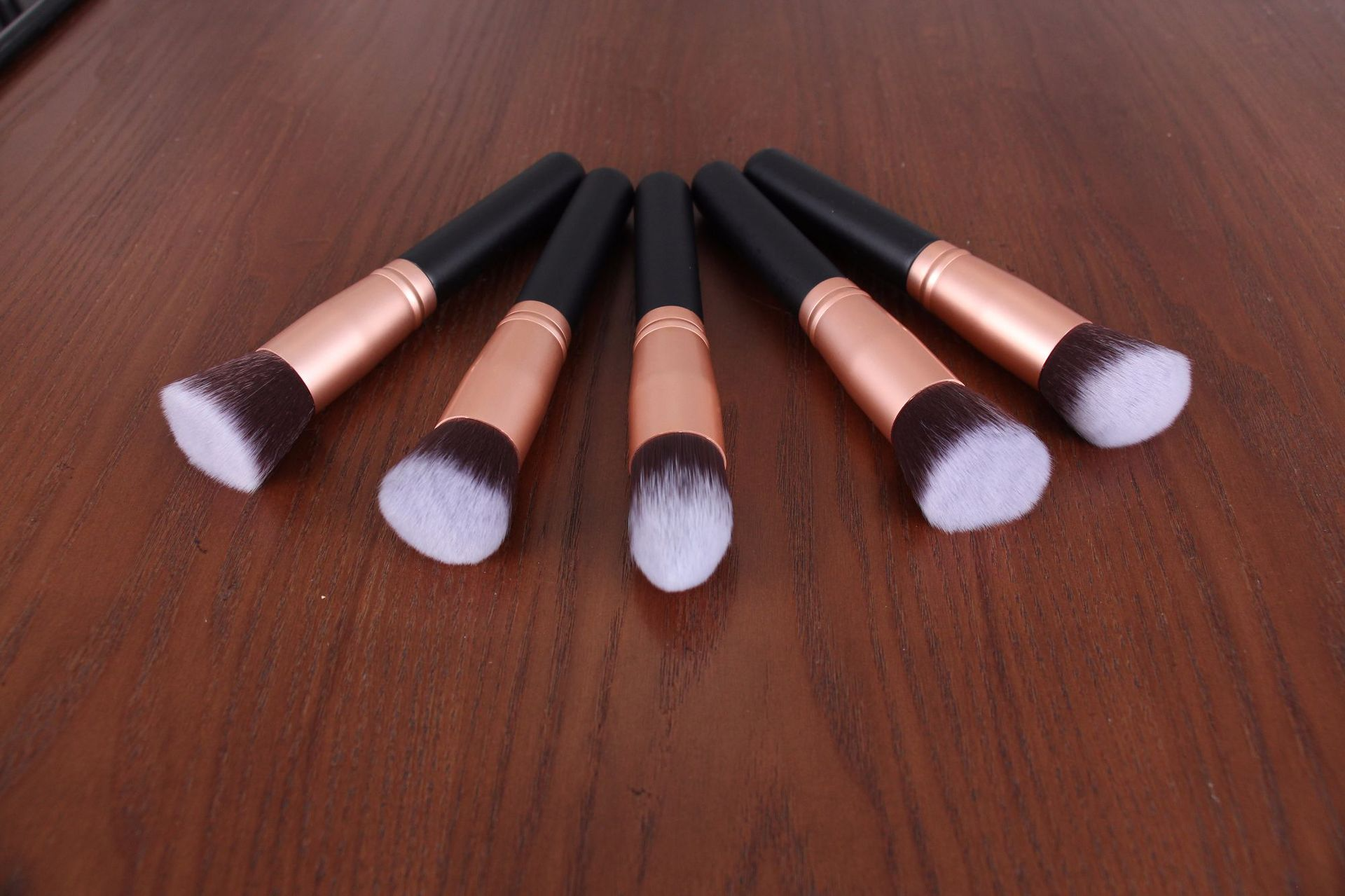 Set of 14 makeup brushes